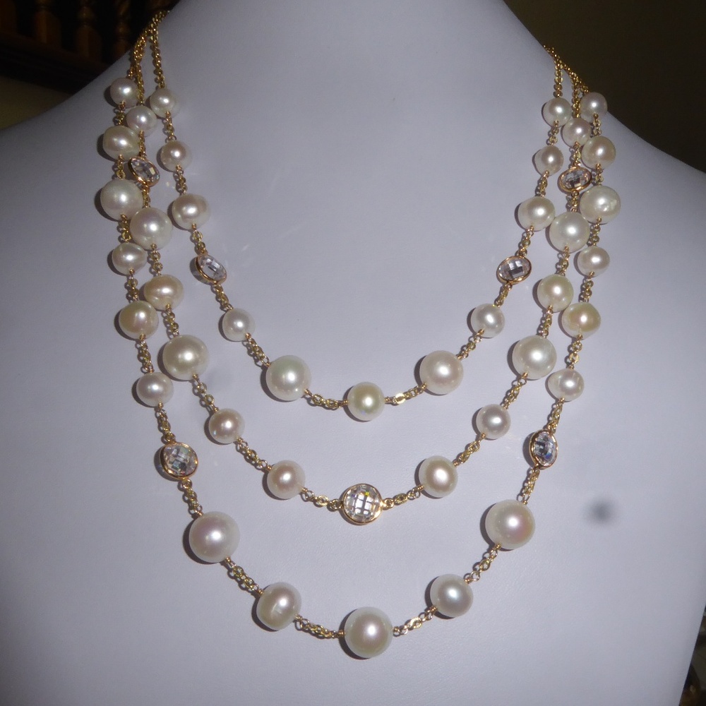 White pearl necklace with gold chain and clasp